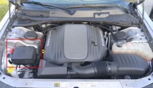 Cutia de siguranțe în compartiment motor