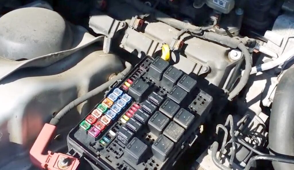 Cutia de siguranțe în compartiment motor - 2