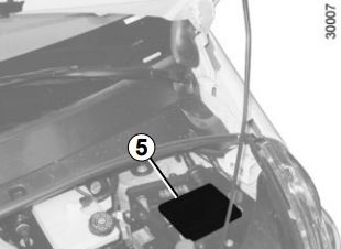 Cutia de siguranțe în compartiment motor - 3