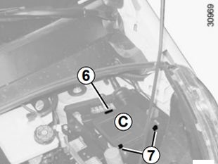 Cutia de siguranțe în compartiment motor - 4